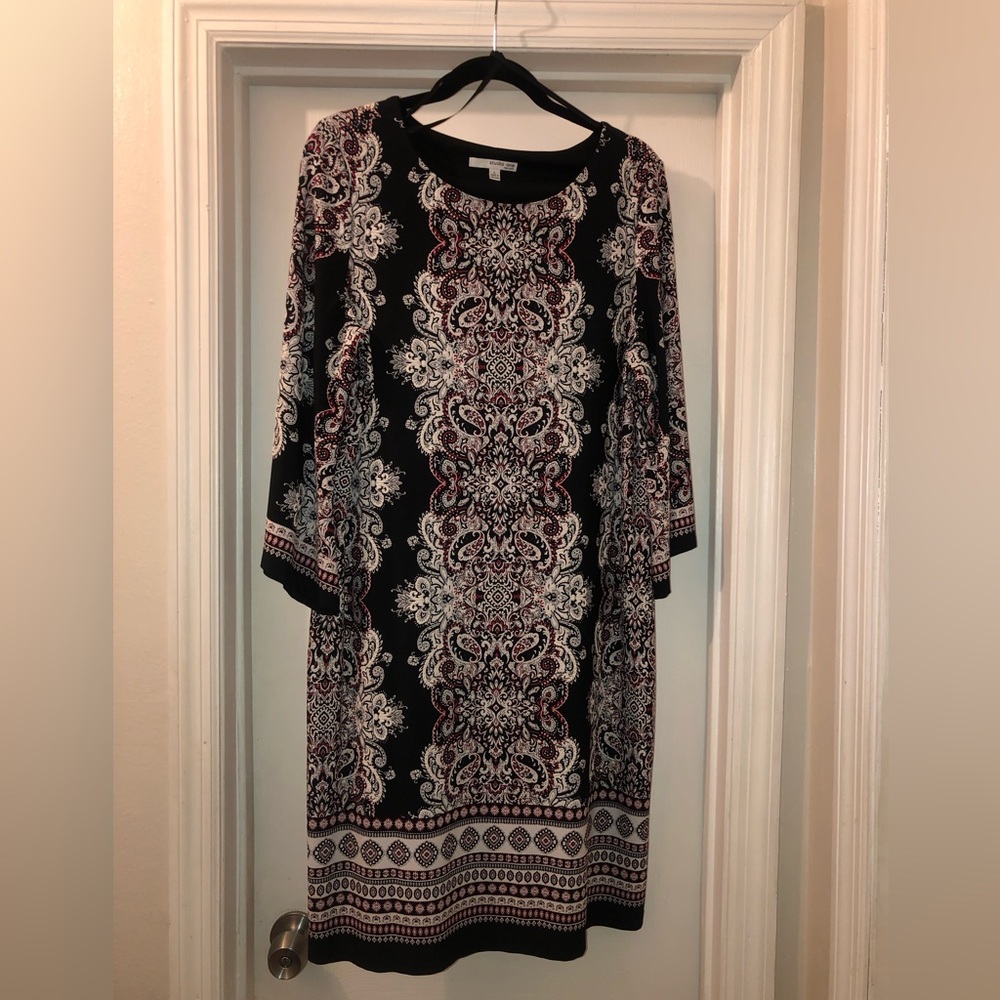 Elegant Black and Red Patterned Dress